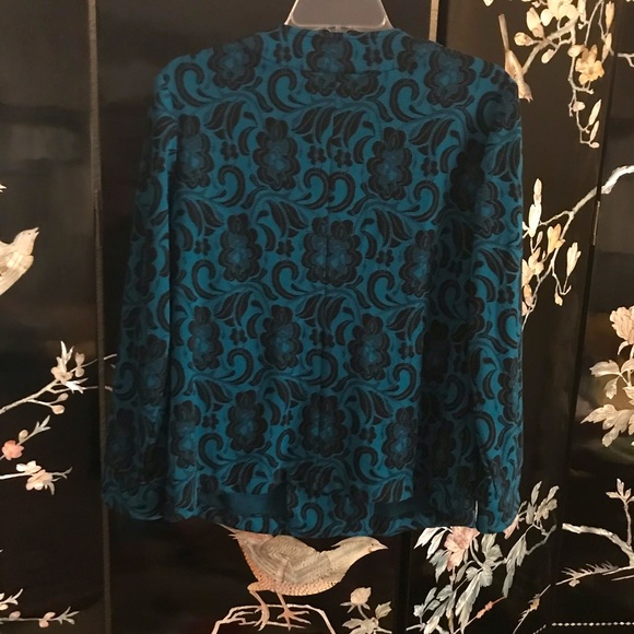 💦 button down light jacket. - Picture 2 of 3